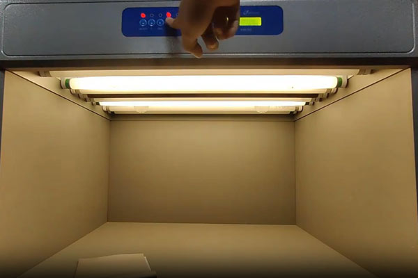 标准光源箱中荧光系列标准光源什么作用？