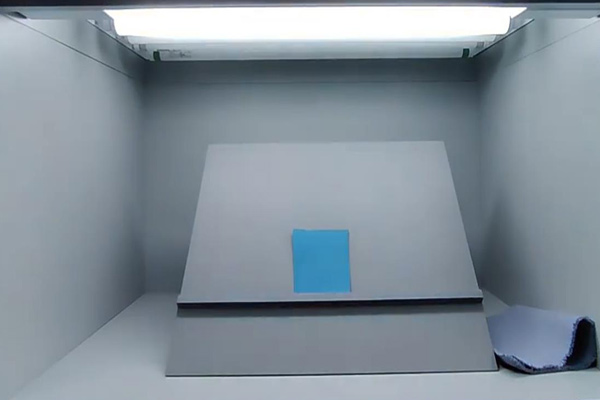 标准光源箱中的D65光源是由什么灯管模拟实现的？