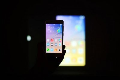 在标准光源条件下校对手机颜色